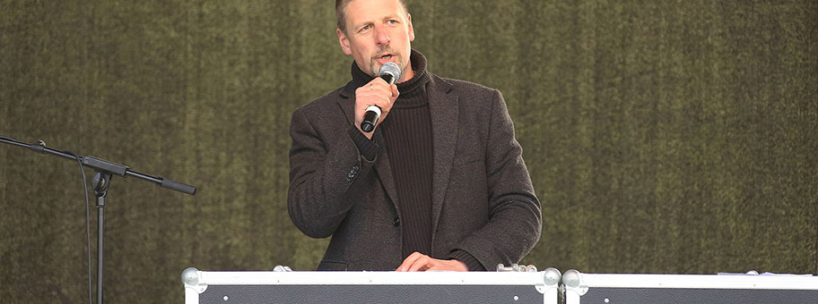 Einer der Hauptakteure der neuen Rechten - das IfS um Götz Kubitschek setzt auf ein informelles Netzwerk, das neben dem IfS und der Blaue-Narzisse-Gruppe auch den völkisch-nationalen Zusammenschluss innerhalb der AfD und Teile der Jungen Alternative, die Patriotische Plattform, die Compact-Gruppe und die Identitäre Bewegung umfasst.