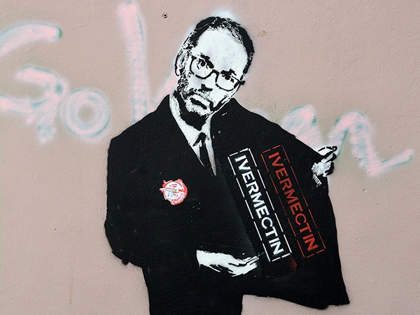 Graffiti, das Herbert Kickl als Ivermectin-Dealer darstellt.