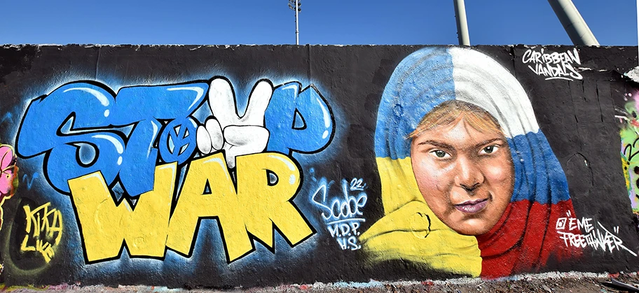 Graffiti «Stop War» von Eme FreeThinker zum Krieg Russlands in der Ukraine im Mauerpark in Berlin (10.03.2022)..