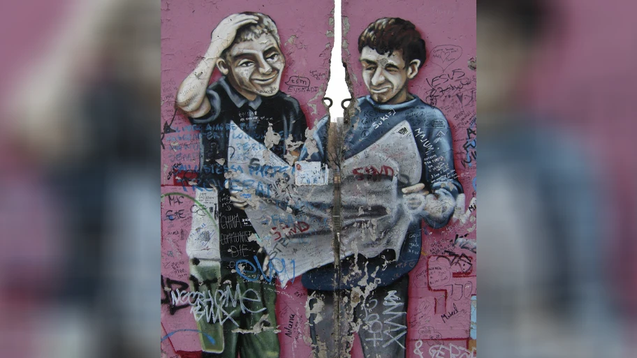 Graffito Pressefreiheit in der Mühlenstraße (East Side Gallery), Berlin, Bezirk Friedrichshain-Kreuzberg (Ortsteil Friedrichshain), Künstler: Christian „Lake“ Wahle.