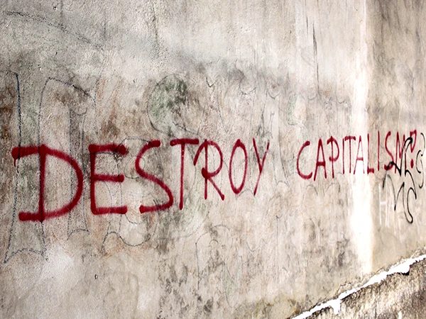 Graffito "Destroy Capitalism!" (Zerstört den Kapitalismus!) auf einer Fabrikmauer in Steyr (Oberer Schiffweg).
