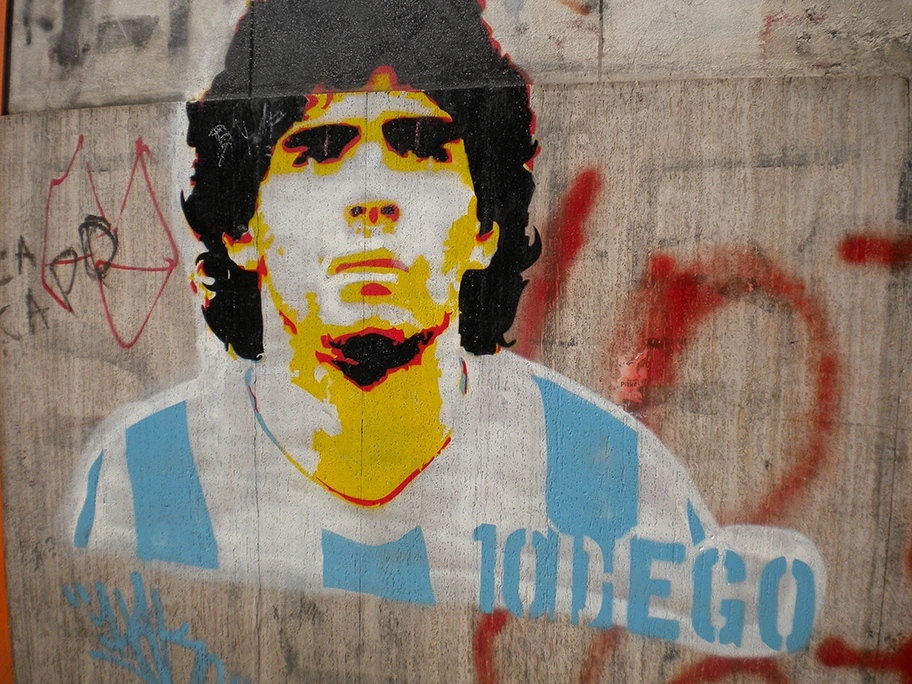 Graffiti von Diego Maradona im Quartier von La Boca, Buenos Aires, Argentinien.