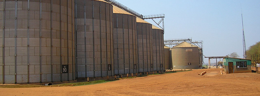 Getreidesilos in Mpongwe.