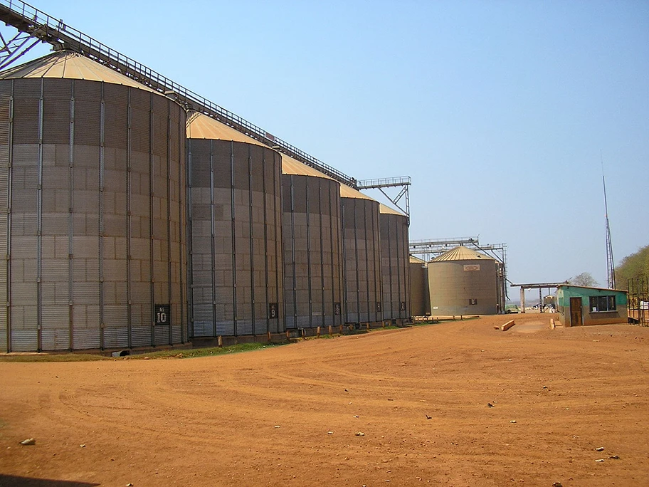 Getreidesilos in Mpongwe. Die Landwirtschaft stellt einen Hauptbeschäftigungszweig in Sambia dar.