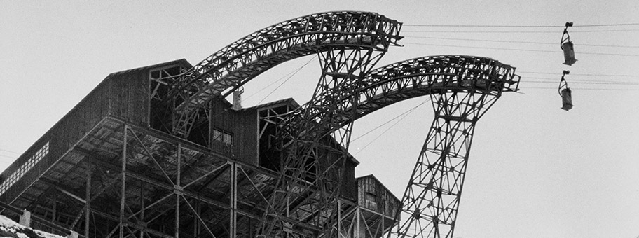 JeanLuc Godard arbeitet 1954 am Bau der Staumauer von GrandeDixenceVS (hier die Materialseilbahn für Zement beim Bau der GrandeDixenceStaumauer) und verwendet einen Teil seines Lohnes dazu, auf der Baustelle einen zwanzigminütigen Kurzfilm unter dem Titel Opération béton herzustellen.