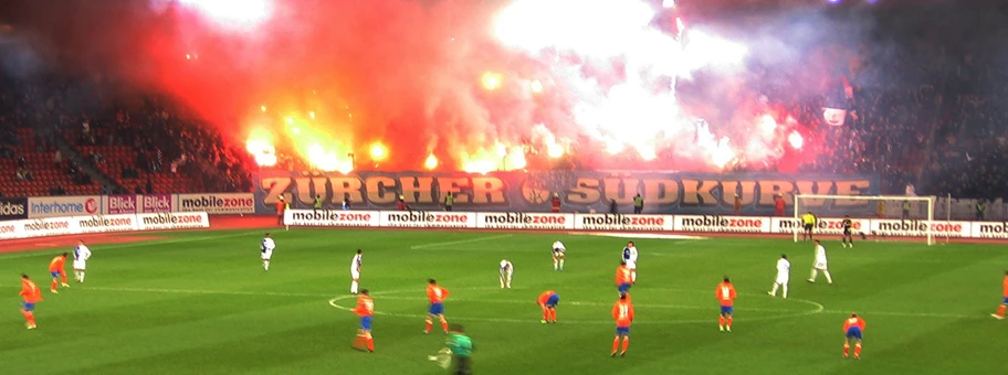 Anhänger des FC Zürich beim Zürcher Stadtderby gegen Grasshopper Club Zürich.