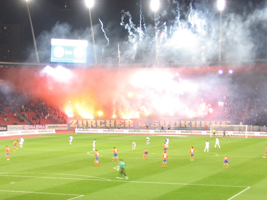 Anhänger des FC Zürich beim Zürcher Stadtderby gegen Grasshopper Club Zürich.