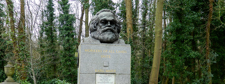 Grab von Karl Marx auf dem Highgate Friedhof in London.