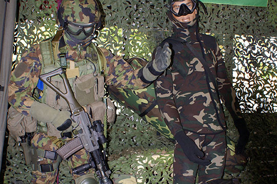 Grenadierausrüstung mit SIG SG 552 Commando.
