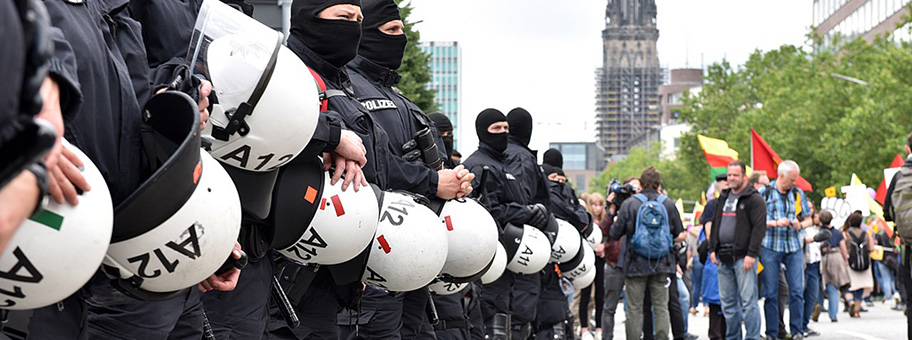 Polizisten an der Demo vom Samstag in Hamburg gegen den G20Gipfel.