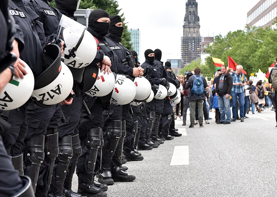 Polizisten an der Demo vom Samstag in Hamburg gegen den G20-Gipfel.