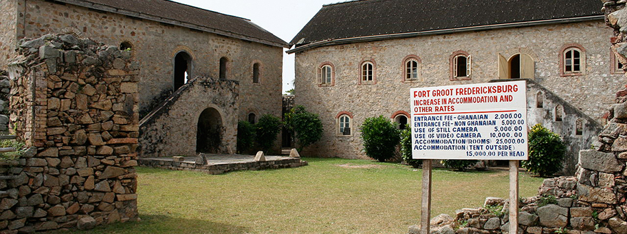 Der brandenburgische Offizier Otto Friedrich von der Groeben gründete im Auftrag des Kurfürsten Friedrich Wilhelm I. an der Küste Westafrikas in Ghana 1683 die Handelskolonie Gross Friedrichsburg. Von diesem Fort aus wurden die ghanaischen Sklaven verschifft.