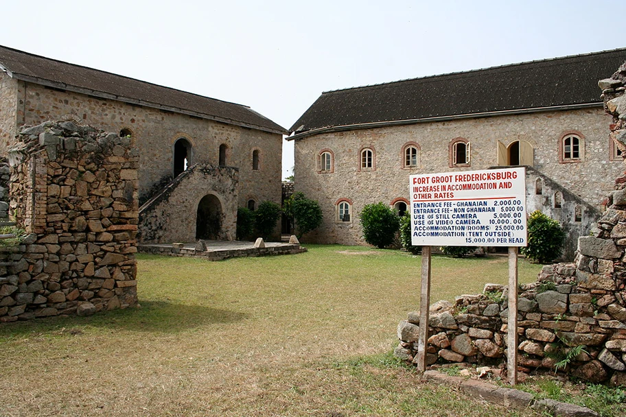 Der brandenburgische Offizier Otto Friedrich von der Groeben gründete im Auftrag des Kurfürsten Friedrich Wilhelm I. an der Küste Westafrikas in Ghana 1683 die Handelskolonie Gross Friedrichsburg. Von diesem Fort aus wurden die ghanaischen Sklaven verschifft.