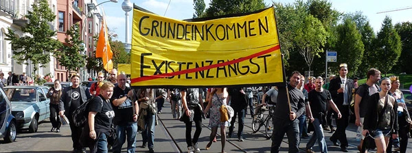 Demonstration für ein Bedingungsloses Grundeinkommen auf der BGE-Demonstration am 14. September 2013 in Berlin.