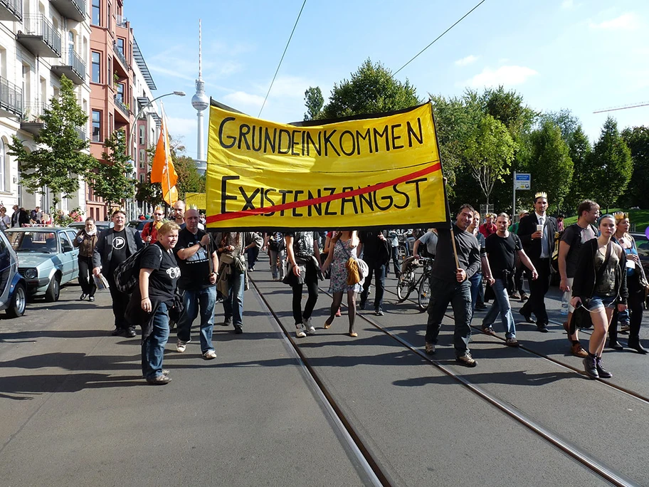 Demonstration für ein Bedingungsloses Grundeinkommen auf der BGE-Demonstration am 14. September 2013 in Berlin.