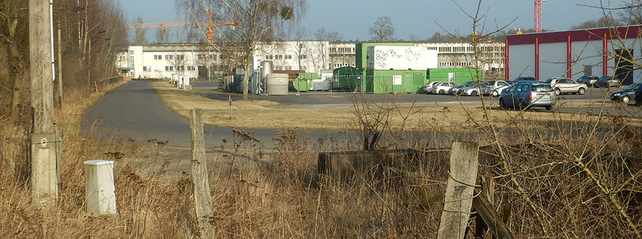 Gelände des ehemaligen KZ-Aussenlagers in Velten, links im Bild die Strasse «Zur Erinnerung», die damals als Weg vom Bahnhof (im Rücken des Fotografen) daran vorbeiführte.