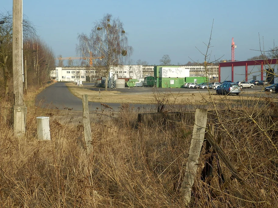 Gelände des ehemaligen KZ-Aussenlagers in Velten, links im Bild die Strasse «Zur Erinnerung», die damals als Weg vom Bahnhof (im Rücken des Fotografen) daran vorbeiführte.