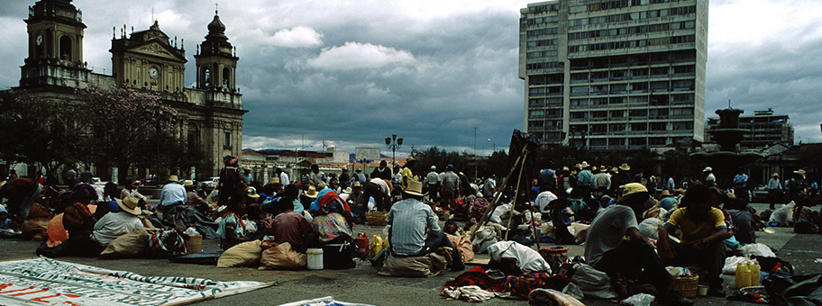 Proteste der indigenen Bevölkerung auf der Plaza Mayor in Guatemala City, Februar 1996.