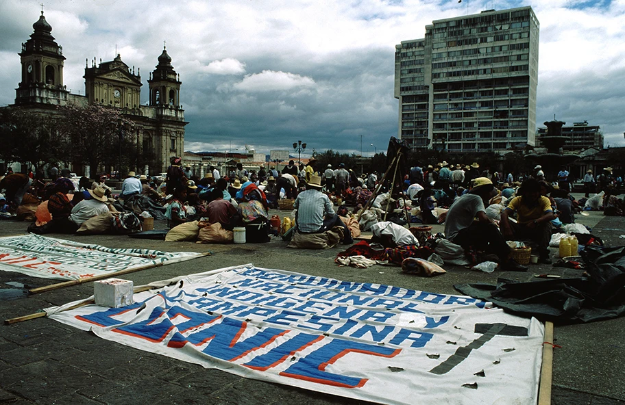 Proteste der indigenen Bevölkerung auf der Plaza Mayor in Guatemala City, Februar 1996.