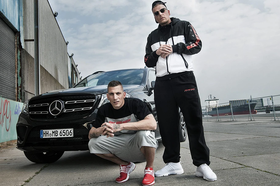 „Baller der Alten die Drogen ins Glas. Hauptsache, Joe hat sein'n Spass.“ Gzuz, im Song „Lebenslauf“ mit Bonez MC.