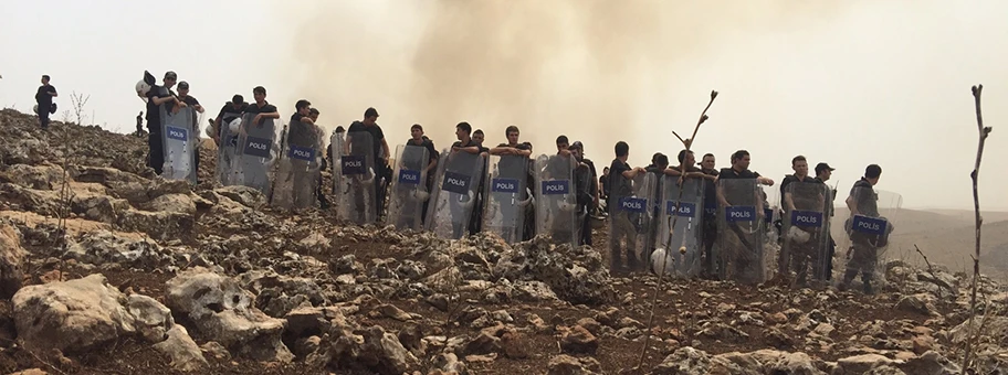 HDP Mitglieder werden auf dem Weg in die Stadt Cizre während der ersten Belagerung am 10. September 2015 von Polizeikolonnen aufgehalten.