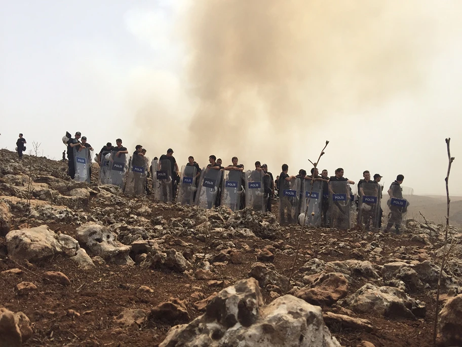 HDP Mitglieder werden auf dem Weg in die Stadt Cizre während der ersten Belagerung am 10. September 2015 von Polizeikolonnen aufgehalten.