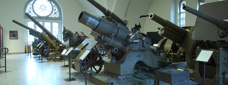 Einblick in den Saal 7 des Heeresgeschichtlichen Museums in Wien. Sammlung verschiedener Artilleriegeschütze des Ersten Weltkrieges.