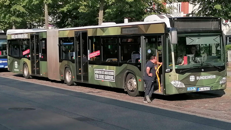 Während des Russisch-Ukrainischen Krieges wurde erstmals auf einem lübeckischen Bus eine Werbung der Bundeswehr platziert, Mai 2023.