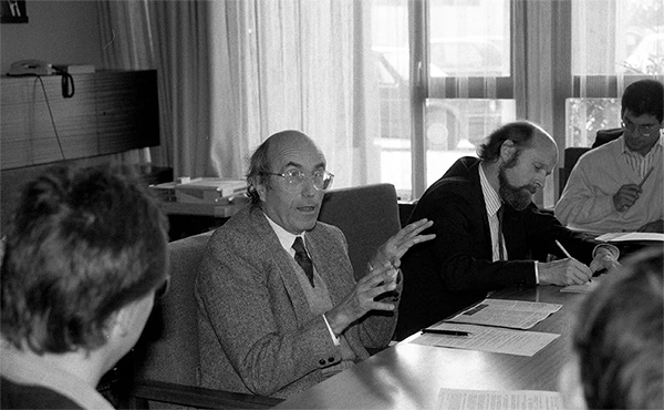 Niklas Luhmann an einem Kolloquium an der Universität St.Gallen zum Thema "Gefahr und Risiko - Zeitbindung auf Kosten sozialer Beziehungen", 3. Februar 1989.
