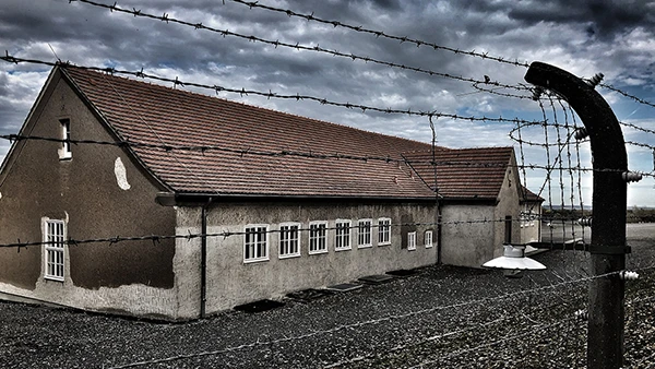 Ehemalige Häftlingskantine des KZ Buchenwald mit Blick durch den Sicherheitszaun.