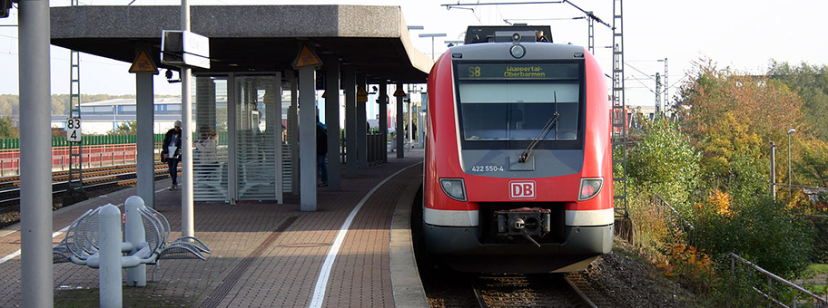 SBahn der Linie 8 am Bahnsteig in Neuss.