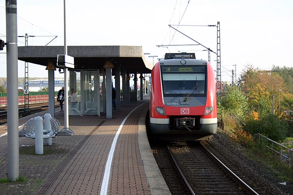 S-Bahn der Linie 8 am Bahnsteig in Neuss.