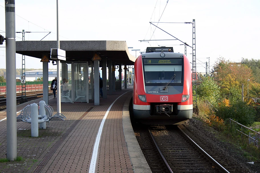 S-Bahn der Linie 8 am Bahnsteig in Neuss.