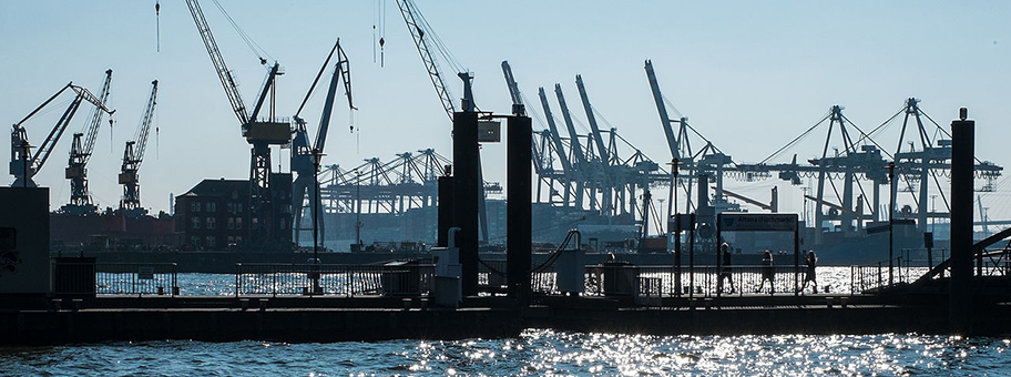 Hamburg, Blick auf den Hafen vom Ufer an der Fischauktionshalle.