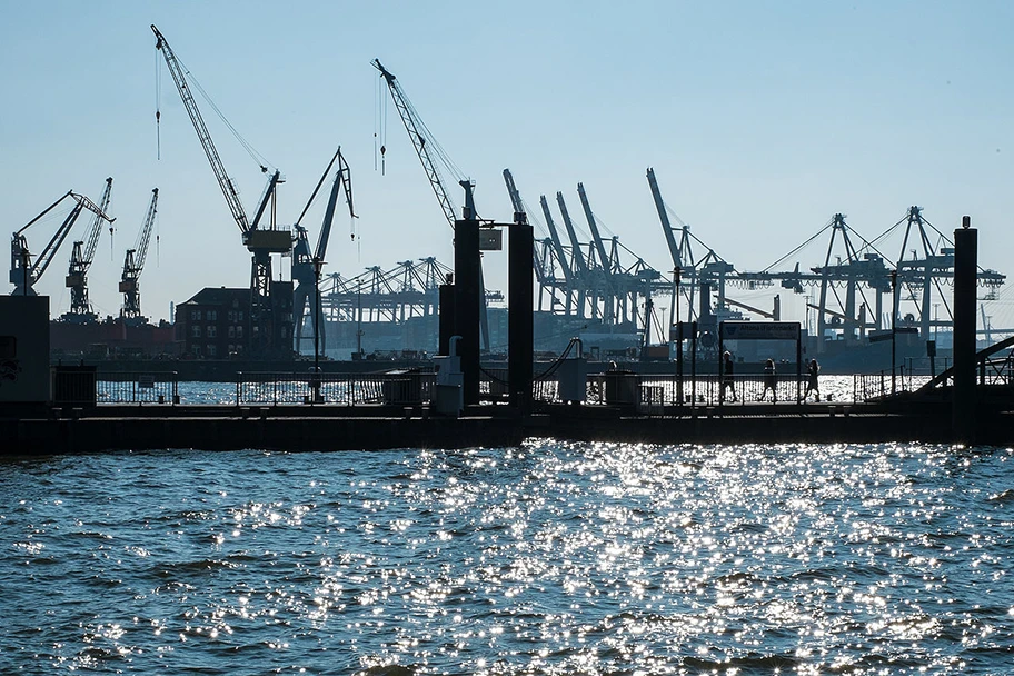 Hamburg, Blick auf den Hafen vom Ufer an der Fischauktionshalle.