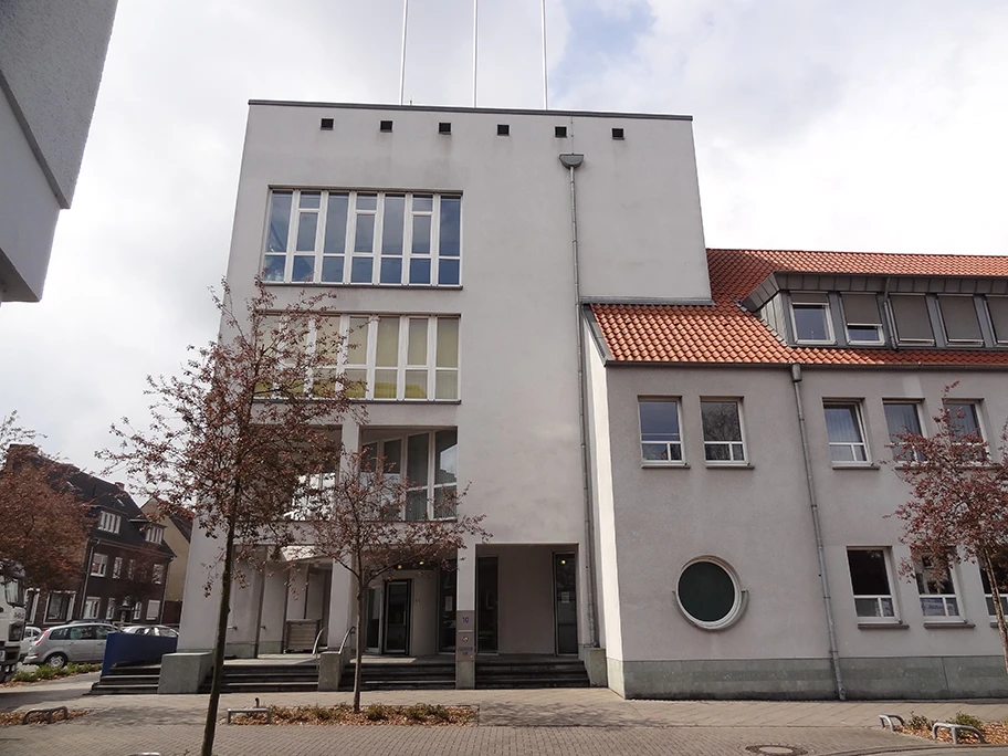 Eingangsportal vom Polizeipräsidium Hamm an der Strassenecke Feidikstrasse