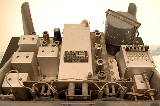 Hammarlund_SP-600_communications_receiver_interior_1.jpg