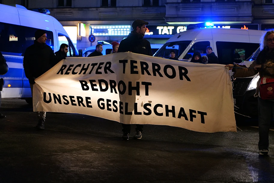 Gedenkkundgebung und Protest gegen Rassismus und Faschismus zu dem rechtsextremen Terroranschlag in Hanau am 19. Februar 2020 am 20. Februar 2020 in Berlin-Neukölln.