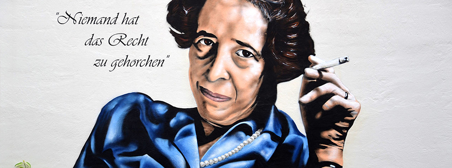 Bildnis der deutsch-jüdischen Historikerin und politischen Philosophin Hannah Arendt an der Mauer im Hof des Geburtshauses der gebürtigen Lindenerin am Lindener Marktplatz 2 Ecke Falkenstrasse.
