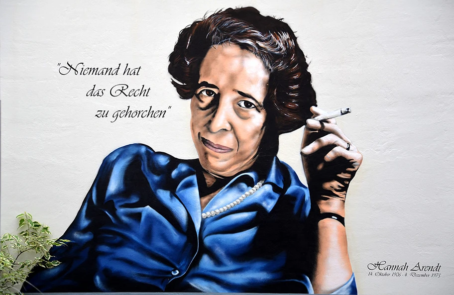 Bildnis der deutsch-jüdischen Historikerin und politischen Philosophin Hannah Arendt an der Mauer im Hof des Geburtshauses der gebürtigen Lindenerin am Lindener Marktplatz 2 Ecke Falkenstrasse.