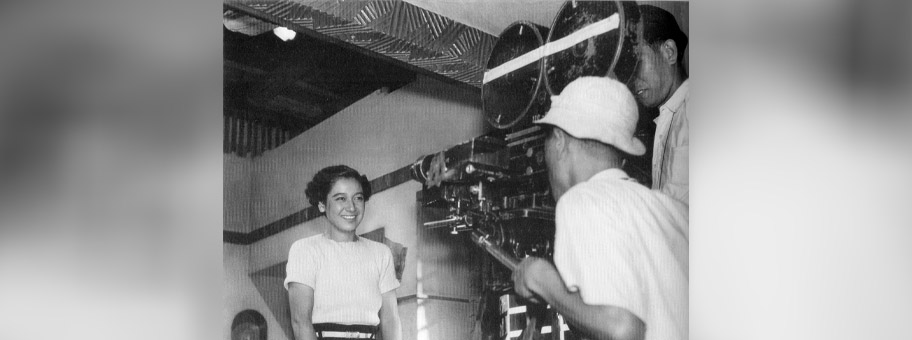 Der japanische Regisseur Akira Kurosawa am Filmset von „Kein Bedauern für meine Jugend”.