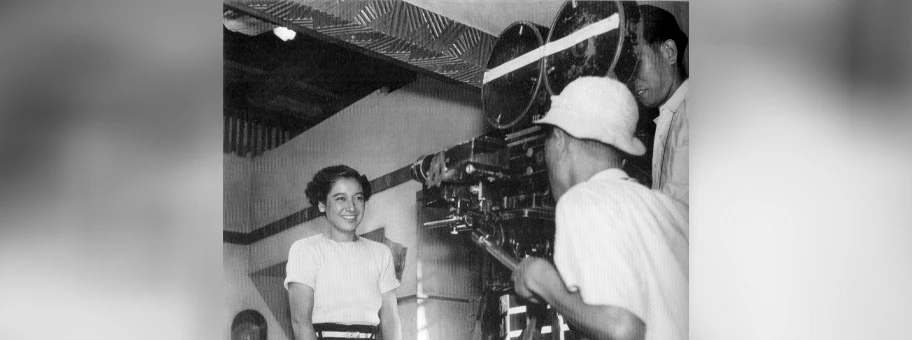 Der japanische Regisseur Akira Kurosawa am Filmset von „Kein Bedauern für meine Jugend”.