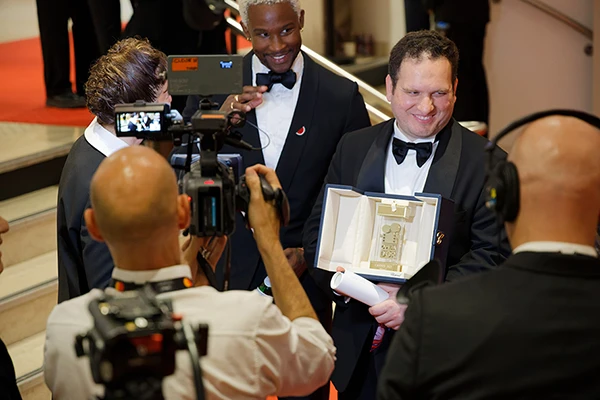 Hasan Hadi wird nach dem Gewinn eines Preises bei den Filmfestspielen von Cannes 2025 von der Presse interviewt.