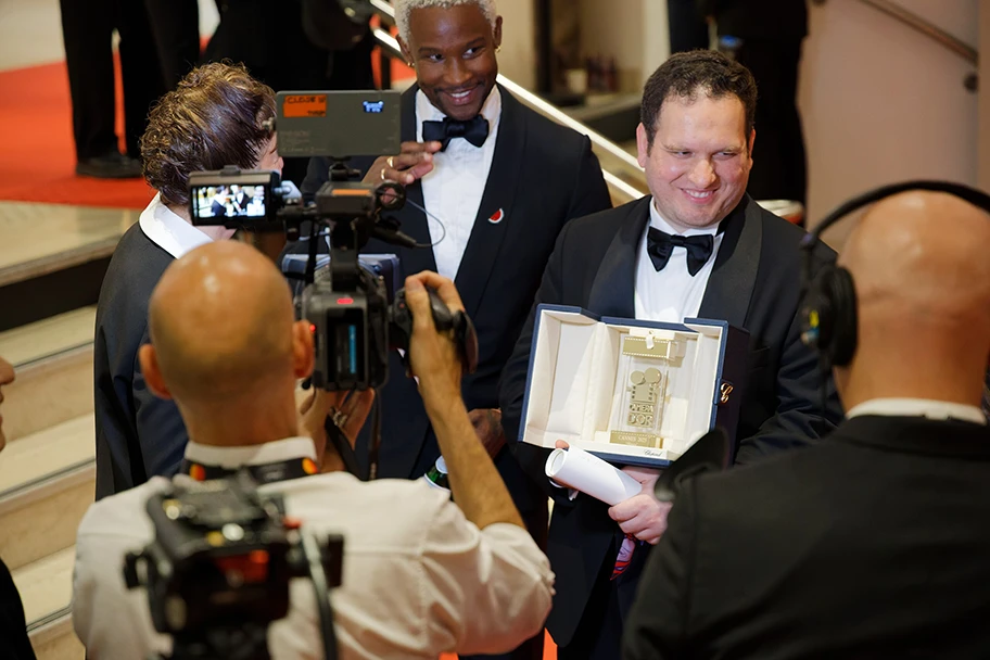 Hasan Hadi wird nach dem Gewinn eines Preises bei den Filmfestspielen von Cannes 2025 von der Presse interviewt.