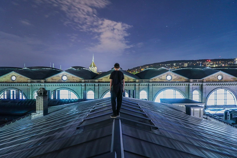 Ein Rooftopper auf dem Dach des Zürcher Hauptbahnhof.