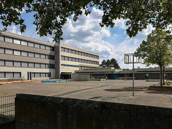 Schulhof und Hauptgebäude der Nelly-Sachs-IGS in Worms-Horchheim.
