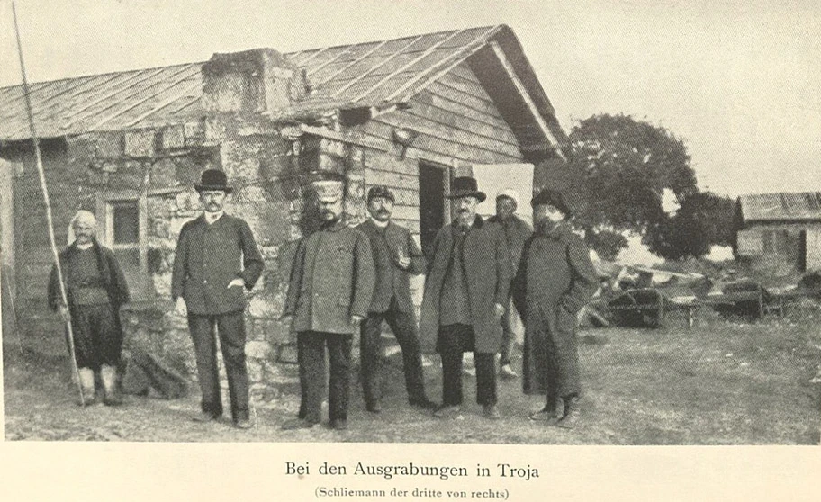 Heinrich Schliemann (3. von rechts) bei Ausgrabungen in Troja.