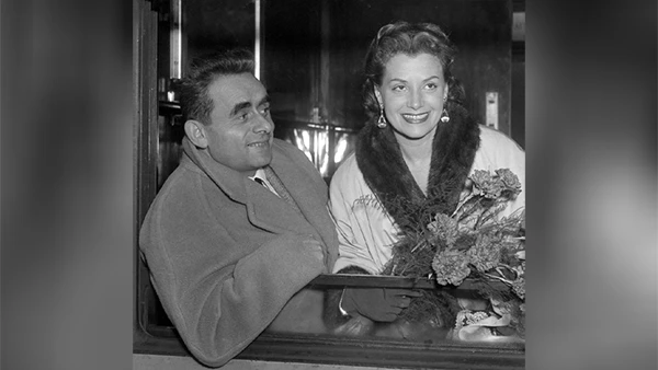 Ankunft des französischen Regissuers Henri-Georges Clouzot und seiner Frau Véra am Hauptbahnhof von Den Haag, 18. November 1953.