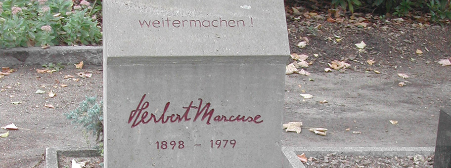 Grab von Herbert Marcuse mit der Inschrift „Weitermachen!“ auf dem Friedhof der Dorotheenstädtischen und Friedrichswerderschen Gemeinden, Berlin, Deutschland.