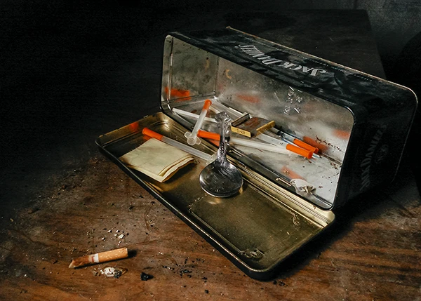 Ein Spritzen-Set mit Heroin-Utensilien in einer Jack-Daniels-Dose.
